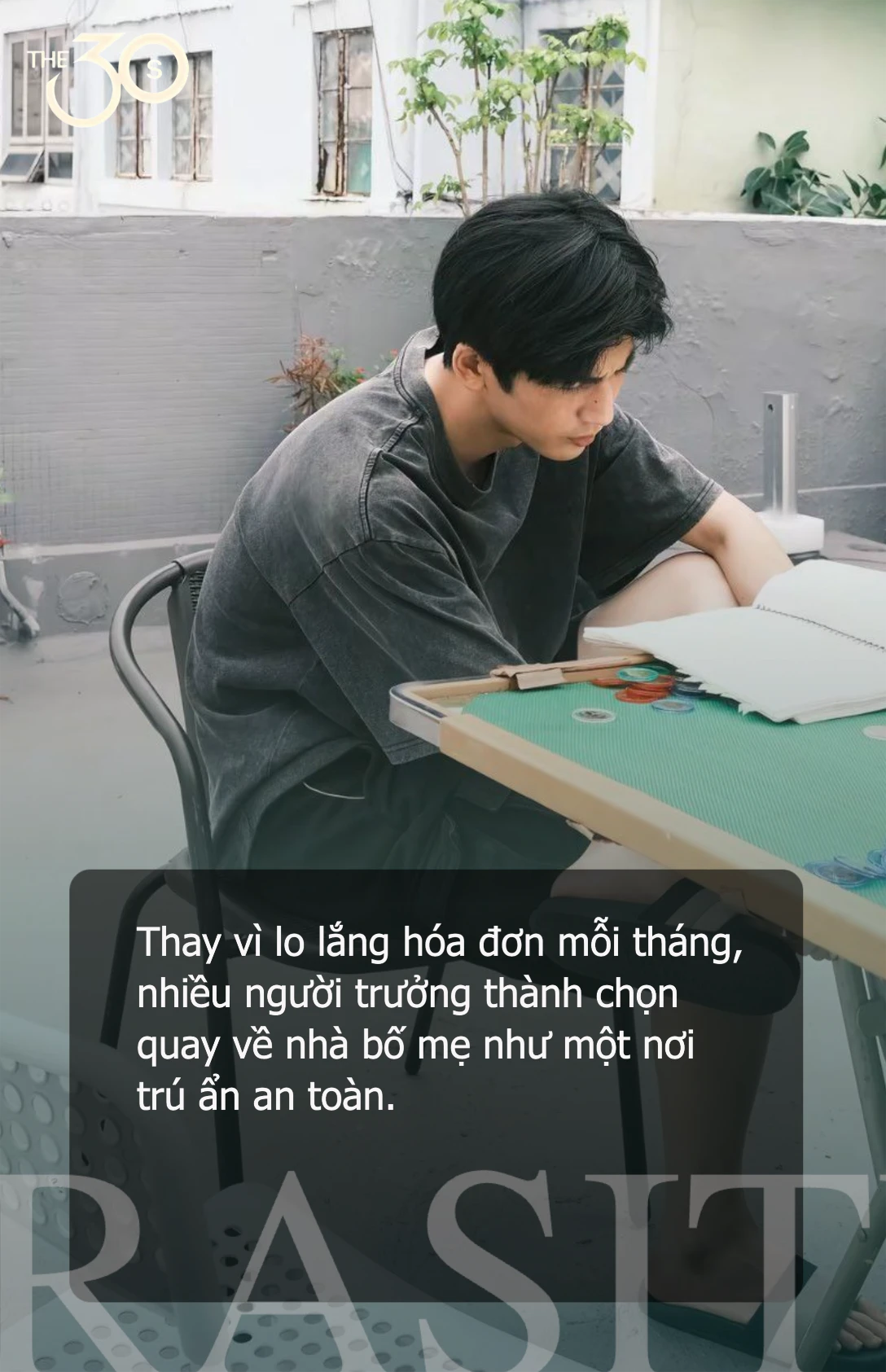 Áp lực từ giá nhà và chi phí sinh hoạt leo thang biến việc sống cùng cha mẹ thành lựa chọn an toàn nhất.