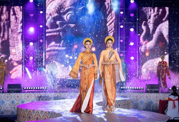 Bảng màu đất đặc trưng tái hiện sống động không gian của những ngôi tháp cổ