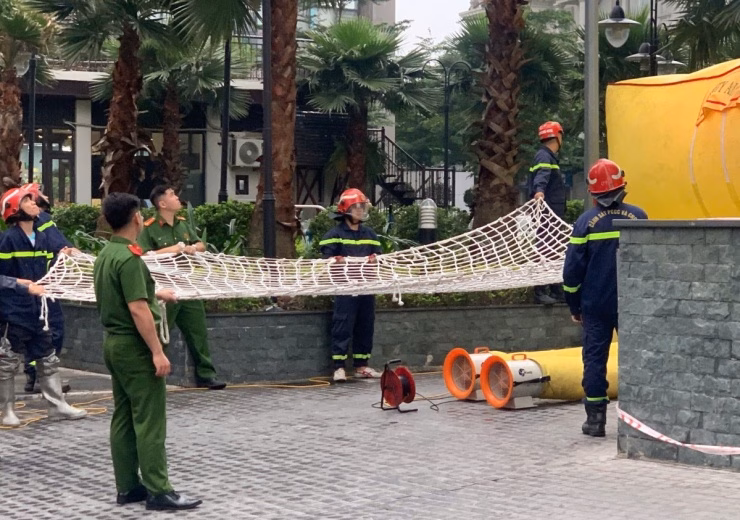 Lực lượng chức năng nhanh chóng có mặt để thiết lập vùng an toàn tại khu vực nguy hiểm.