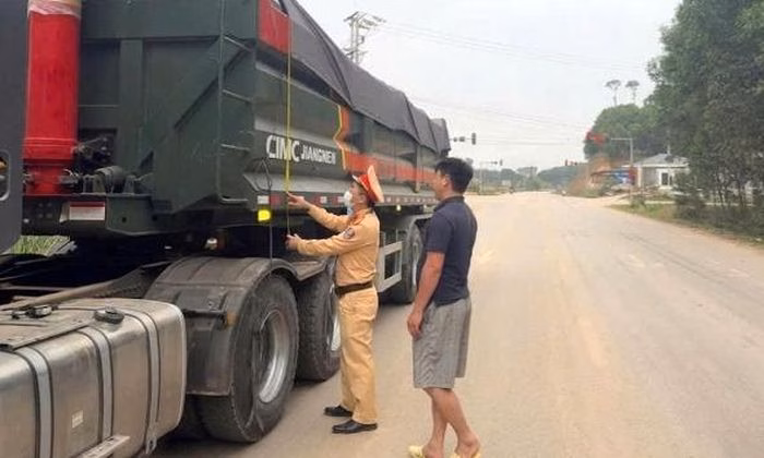 Cán bộ Phòng Cảnh sát giao thông kiểm tra một xe tải tại địa bàn xã Yên Thế nhằm phát hiện các vi phạm về tải trọng và an toàn vận tải.