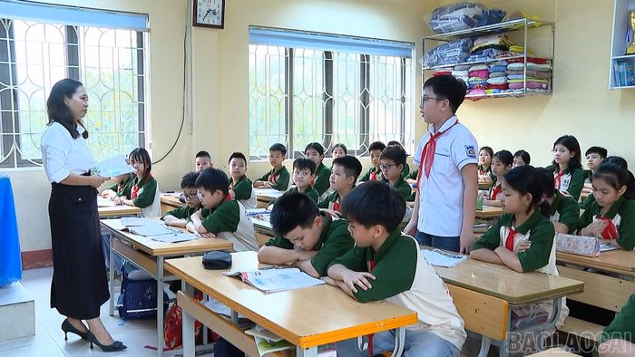 Tại lớp 5I, Minh Khang không chỉ học giỏi mà còn là một lớp trưởng trách nhiệm, luôn hỗ trợ bạn bè cùng tiến bộ.