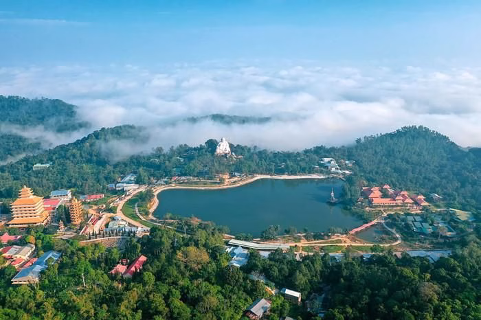 Vẻ đẹp hùng vĩ của Núi Cấm - Nóc nhà miền Tây