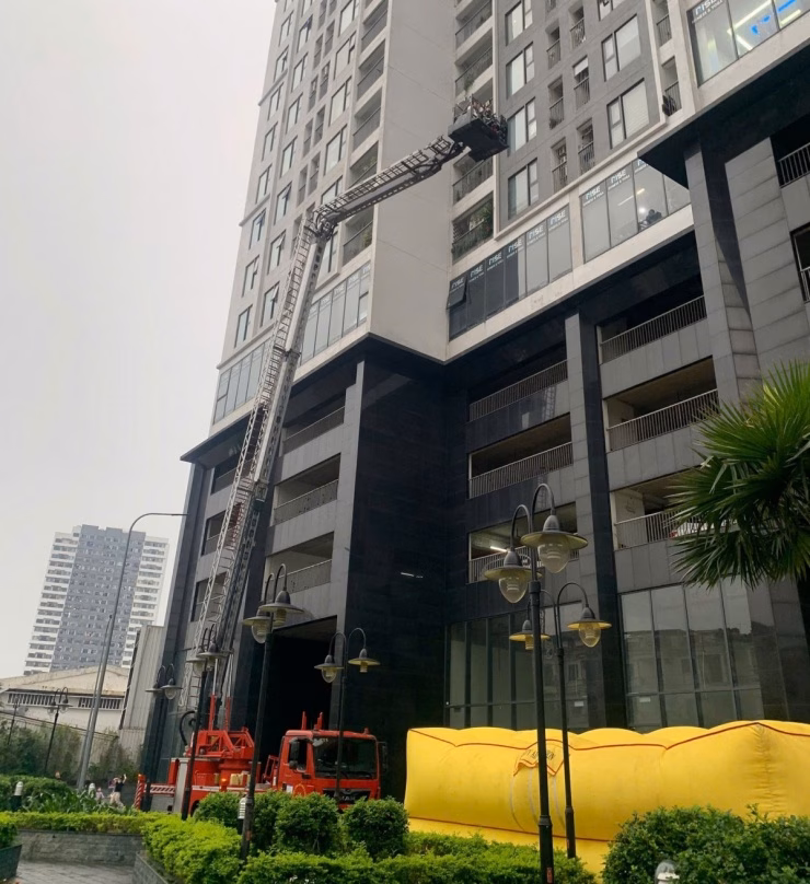 Thang cẩu chuyên dụng đóng vai trò then chốt trong việc tiếp cận và đưa nạn nhân rời khỏi vị trí nguy hiểm.