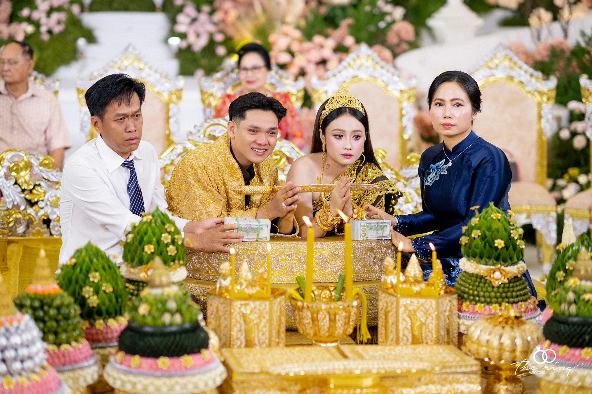 Bố vợ và con rể khóc trong ngày cưới