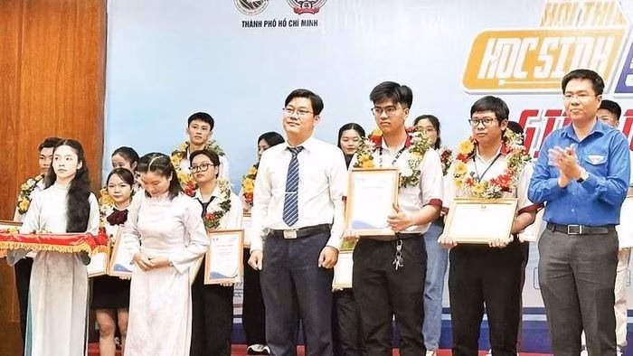 Khoảnh khắc vinh danh những tài năng trẻ xuất sắc tại Hội thi Học sinh, sinh viên giỏi nghề TP.HCM lần thứ 16.