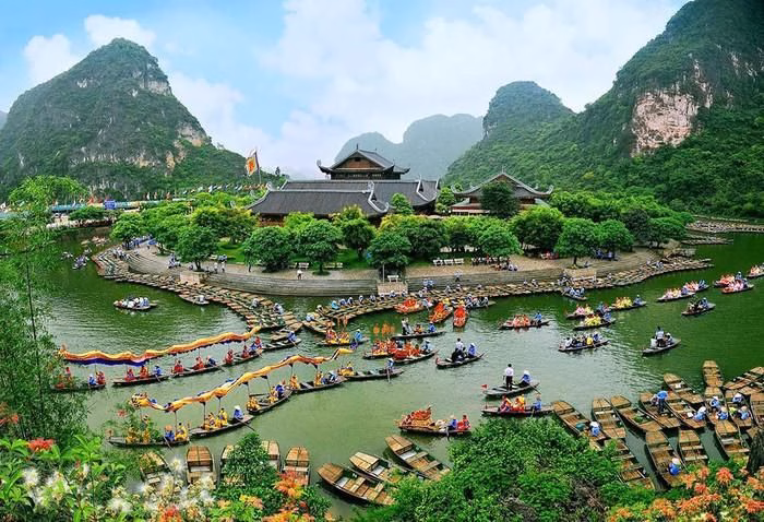 Tràng An mang vẻ đẹp kỳ vĩ nhưng đòi hỏi du khách phải chuẩn bị kỹ về sức khỏe và tâm lý.