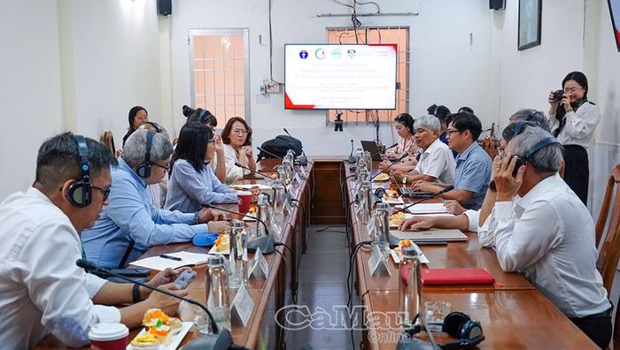 Đại diện Sở Y tế Cà Mau và các chuyên gia từ Viện Đại học Sydney thảo luận về chiến lược phòng chống lao.