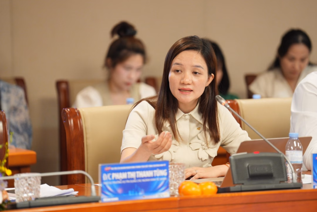 Bà Vũ Thị Hồng Nhung, Trưởng phòng Chính sách sản phẩm bán buôn Vietcombank phát biểu tại phiên thảo luận
