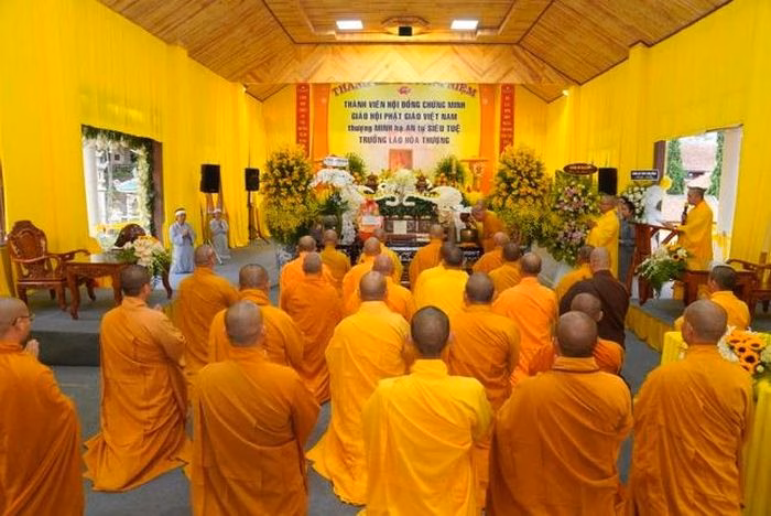 Chư tôn đức đảnh lễ Tam bảo tại Giác linh đường