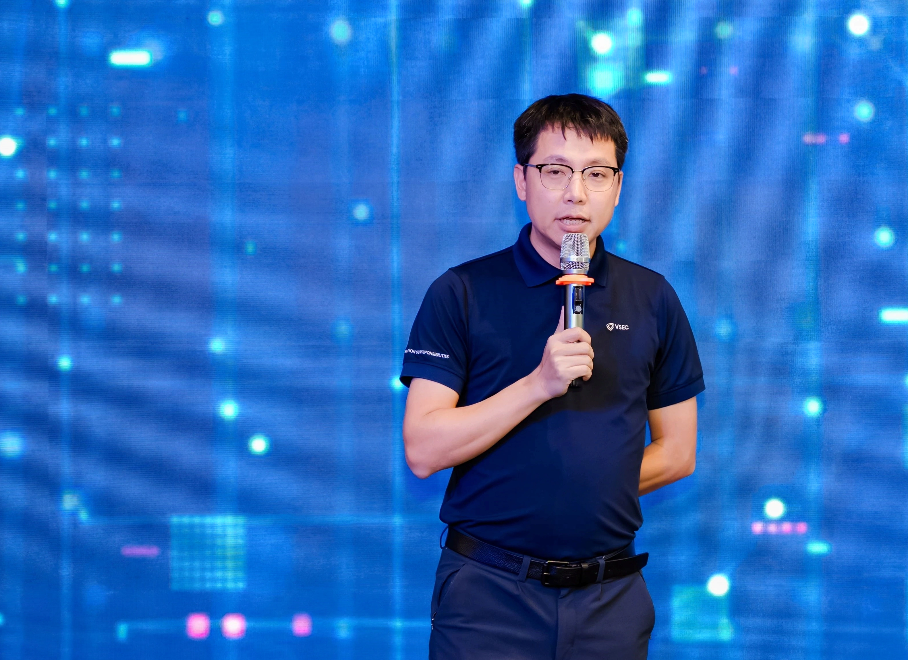 Ông Trương Đức Lượng, Chủ tịch HĐQT VSEC, cảnh báo về hệ sinh thái tiếp tay cho tội phạm mạng (Ảnh: VSEC).