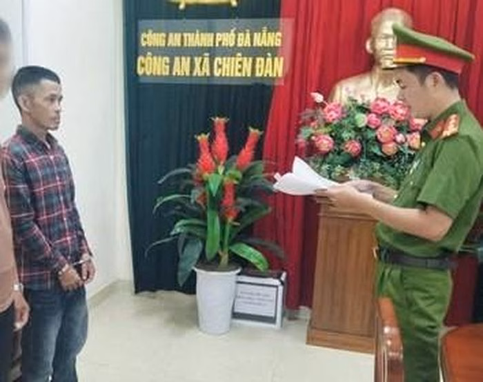 Lực lượng chức năng thực hiện lệnh tạm giam hai đối tượng tái nghiện để phục vụ điều tra.