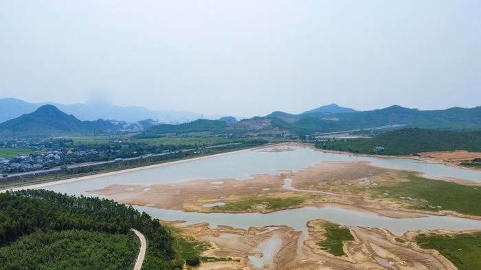 Không chỉ có giá trị thẩm mỹ, hồ Khe Nhòi còn là nguồn cung cấp nước tưới thiết yếu cho canh tác nông nghiệp tại địa phương.