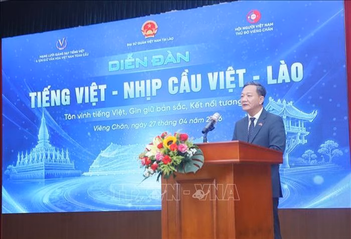 Đại sứ Nguyễn Minh Tâm nhấn mạnh vai trò cốt lõi của tiếng Việt trong việc định hình bản sắc và gắn kết nhân dân. Ảnh: Xuân Tú/PV TTXVN tại Lào