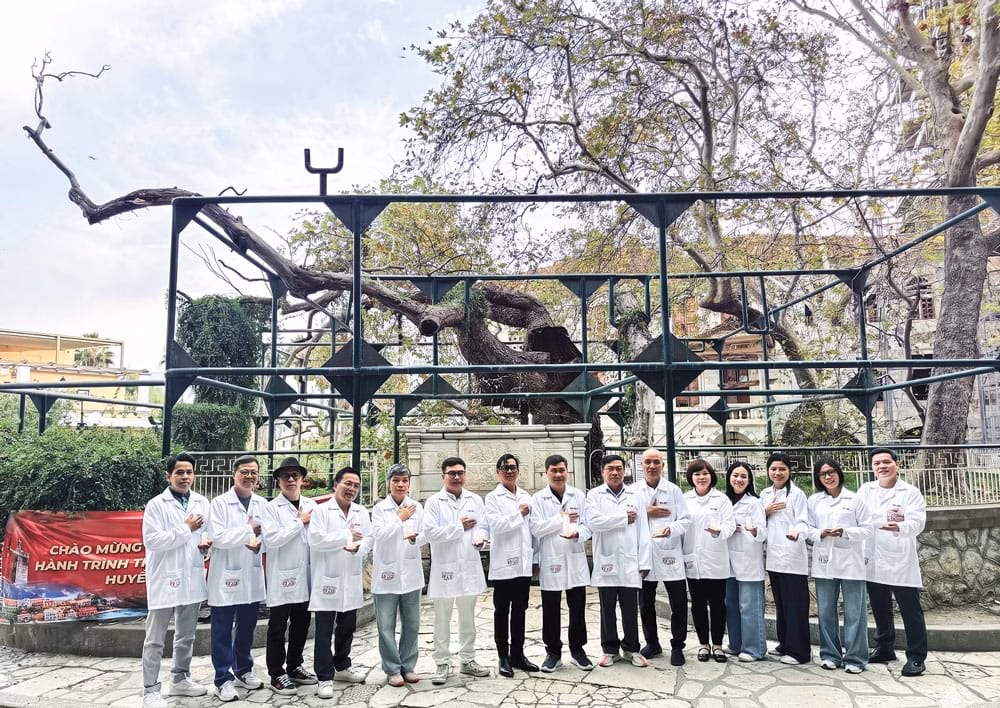 Chuyến đi đến Athens, Hy Lạp do ông Duy Khương tổ chức giúp các y bác sĩ đọc lại lời thề Hippocrates, tìm lại sự thuần khiết của y đức.