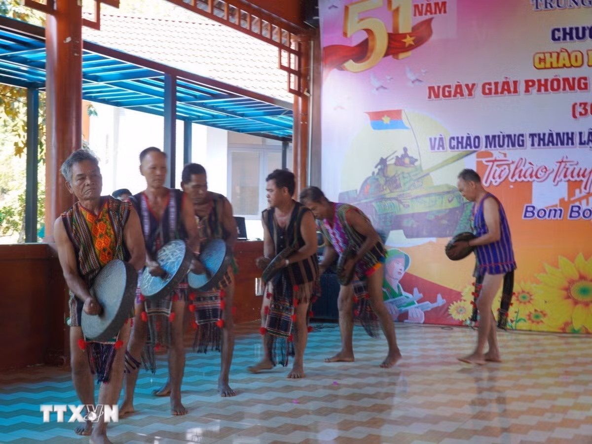 Đội cồng chiêng sóc Bom Bo biểu diễn tại chương trình văn nghệ tại địa phương. (Ảnh: K GỬIH/TTXVN)