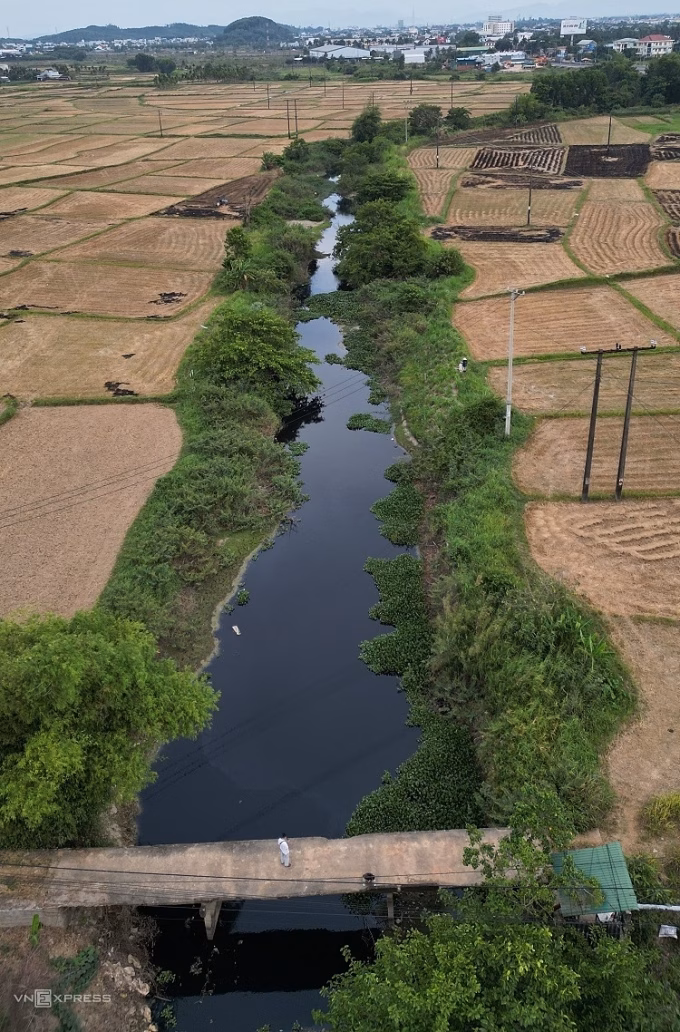 Dòng kênh chuyển màu đen trên cánh đồng thôn Phong Niên Hạ, xã Thọ Phong, Quảng Ngãi. Ảnh: Phạm Linh