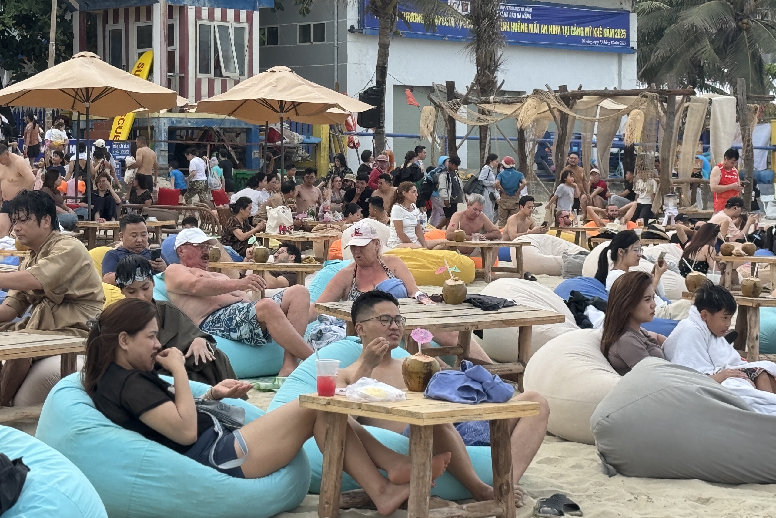 Các bãi biển Đà Nẵng luôn chật kín du khách trong kỳ nghỉ lễ vừa qua.