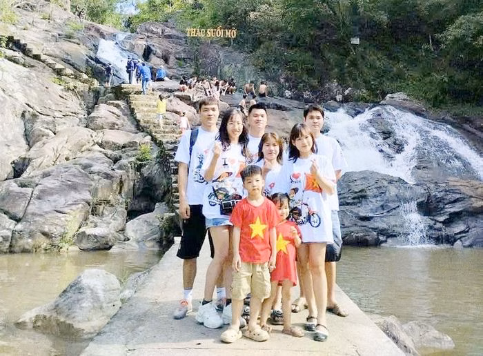 Sự kết hợp giữa du lịch tâm linh và trải nghiệm thiên nhiên tạo nên sức hút riêng cho Suối Mỡ.