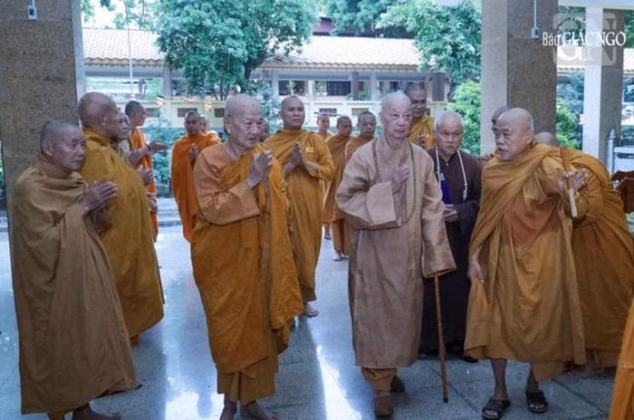 Đức Pháp chủ GHPGVN quang lâm Giác linh đường, nơi tôn trí kim quan Trưởng lão Hòa thượng tân viên tịch tại pháp viện Minh Đăng Quang