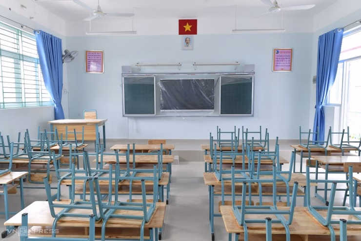 Hành lang rộng rãi nối liền các dãy phòng học