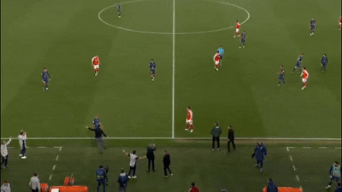 Khoảnh khắc căng thẳng của HLV Diego Simeone tại khu vực kỹ thuật sân Emirates khi đối đầu với Arsenal.