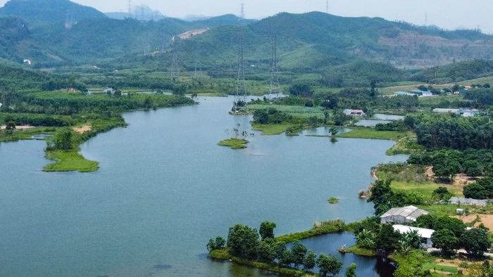 Mùa nước đầy biến hồ Khe Nhòi thành một thiên đường xanh mướt, thu hút những tâm hồn yêu thiên nhiên hoang sơ.