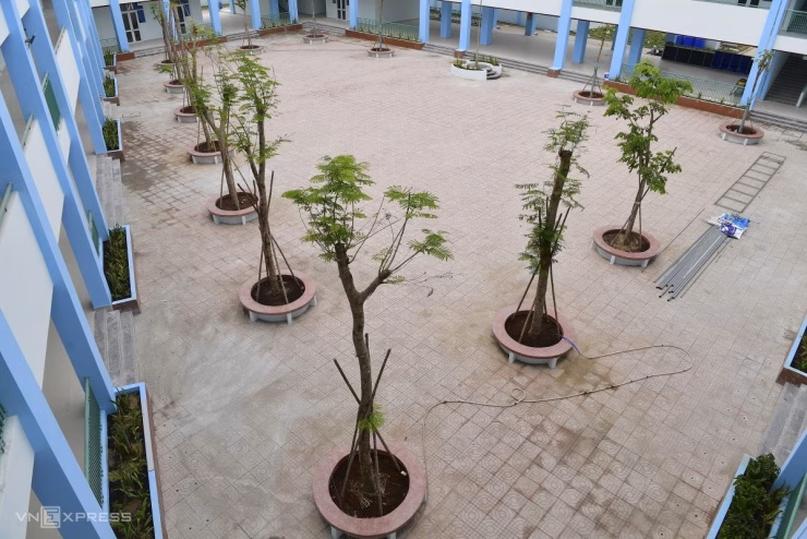 Công nhân đang hoàn thiện những khâu cuối cùng
