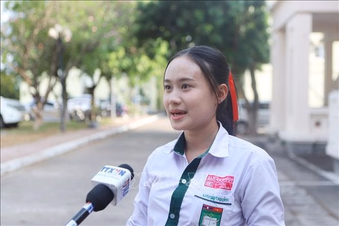 Em Namthip Keovongphet, một minh chứng cho niềm đam mê và nỗ lực chinh phục tiếng Việt của giới trẻ Lào. Ảnh: Xuân Tú/PV TTXVN tại Lào