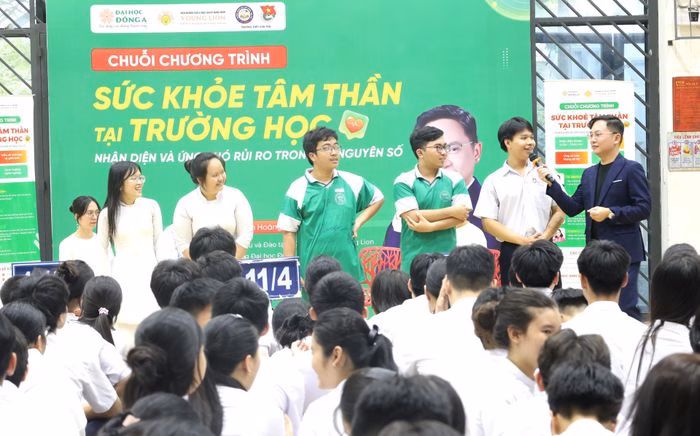 Các chuyên gia tâm lý trực tiếp lắng nghe và tư vấn cho học sinh tại Trường THPT Sơn Trà chiều 4/5.
