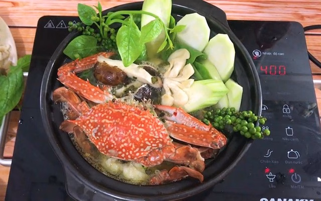 Lẩu ghẹ mang lại hương vị đậm đà và ấm nóng cho thực khách.