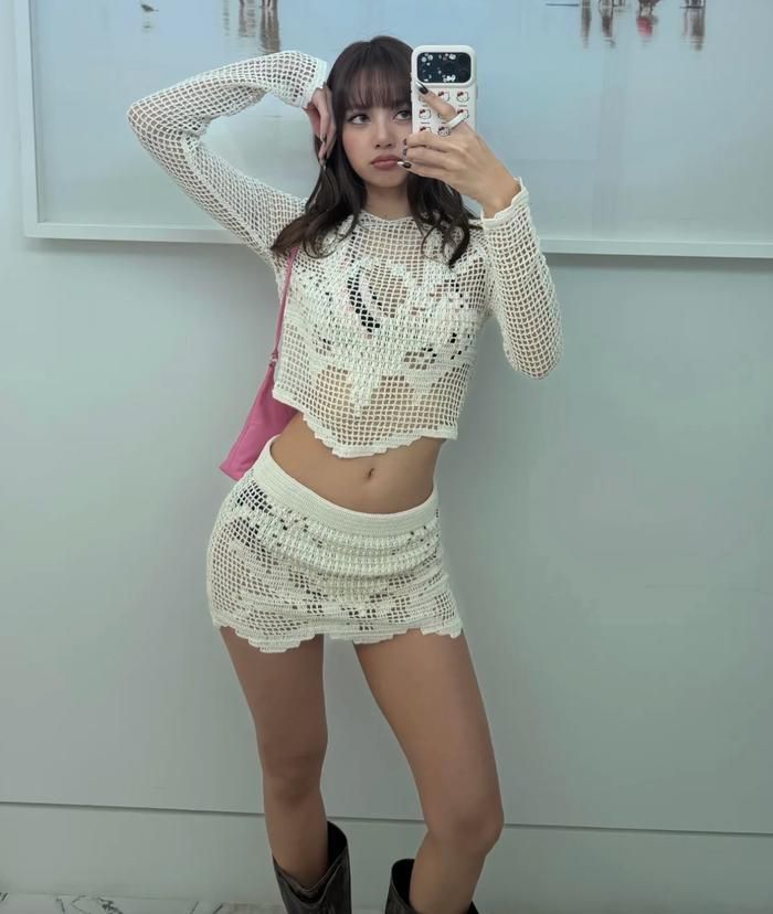 Lisa khẳng định đẳng cấp thời trang với thiết kế lưới độc đáo.