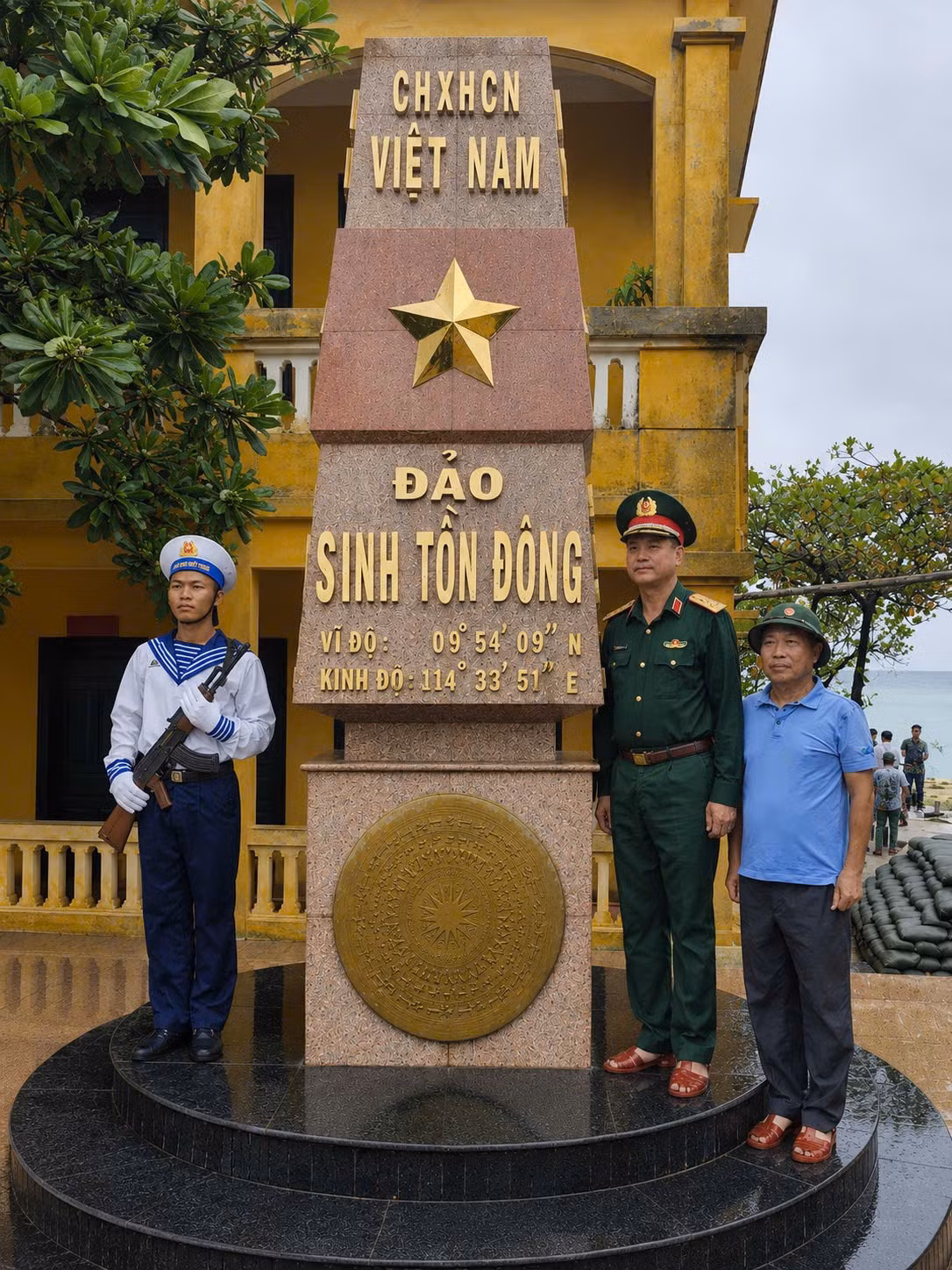 Nhạc sĩ Lê Tự Minh (bìa phải) tại đảo Sinh Tồn Đông, Trường Sa. Ảnh: NVCC.