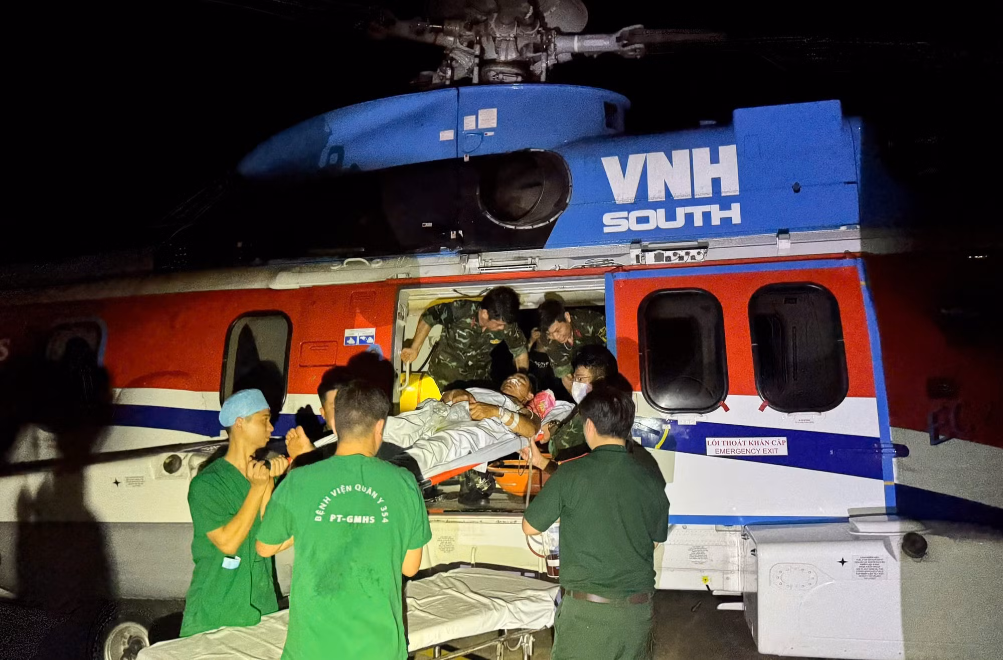 Sự phối hợp nhịp nhàng giữa tổ bay và tổ quân y giúp bệnh nhân nhanh chóng được tiếp cận điều trị ngay khi hạ cánh.