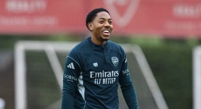 Sự kết hợp giữa sức trẻ của Lewis-Skelly và kinh nghiệm của Declan Rice tạo nên sự cân bằng tuyệt đối.