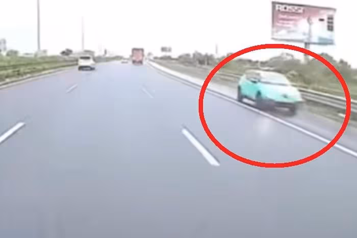 Tài xế taxi đi ngược chiều cao tốc Pháp Vân bị phạt 35 triệu đồng, trừ 10 điểm bằng lái