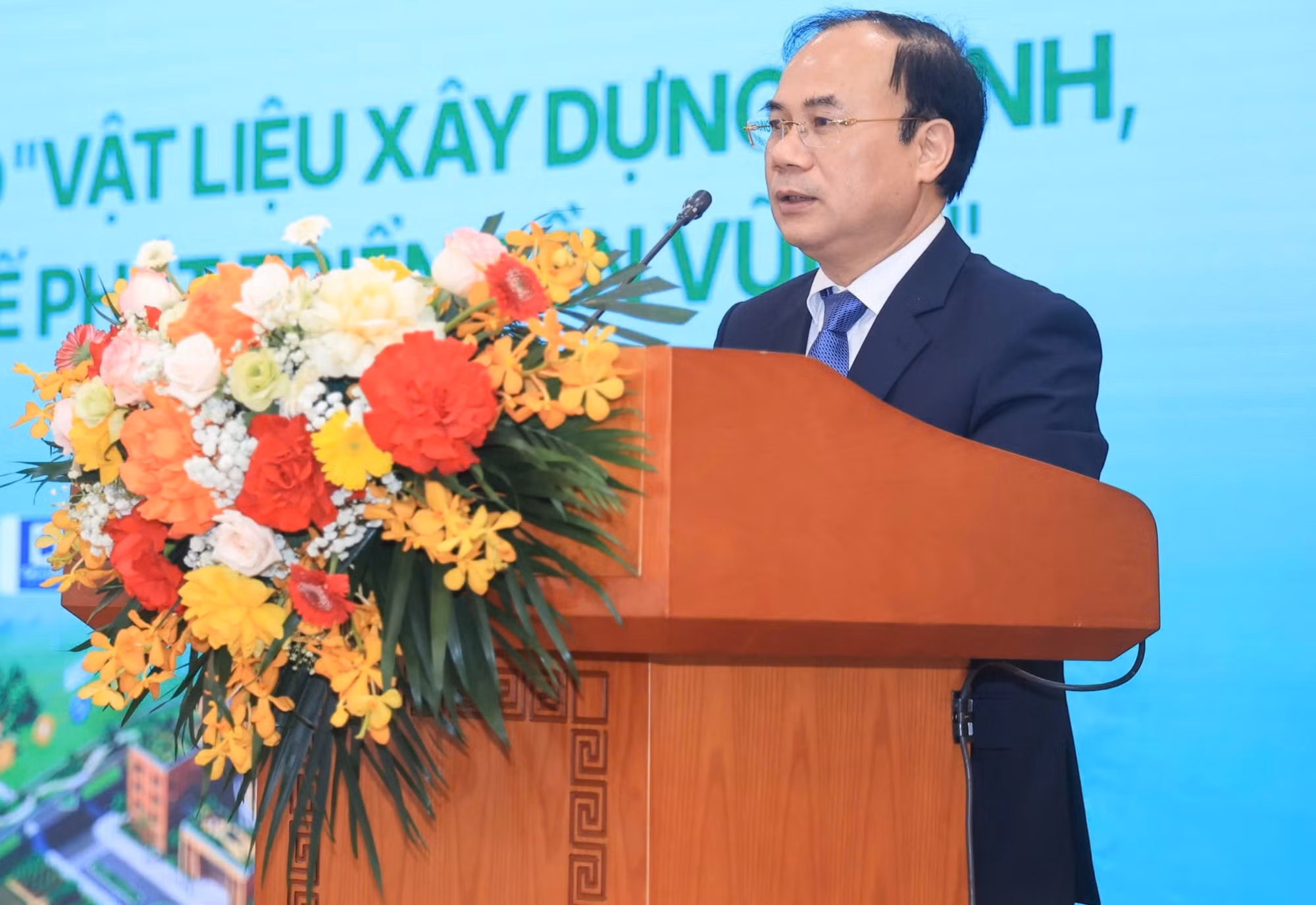Thứ trưởng Bộ Xây dựng Nguyễn Văn Sinh nhấn mạnh tính cấp thiết của việc chuyển đổi xanh trong ngành vật liệu xây dựng.