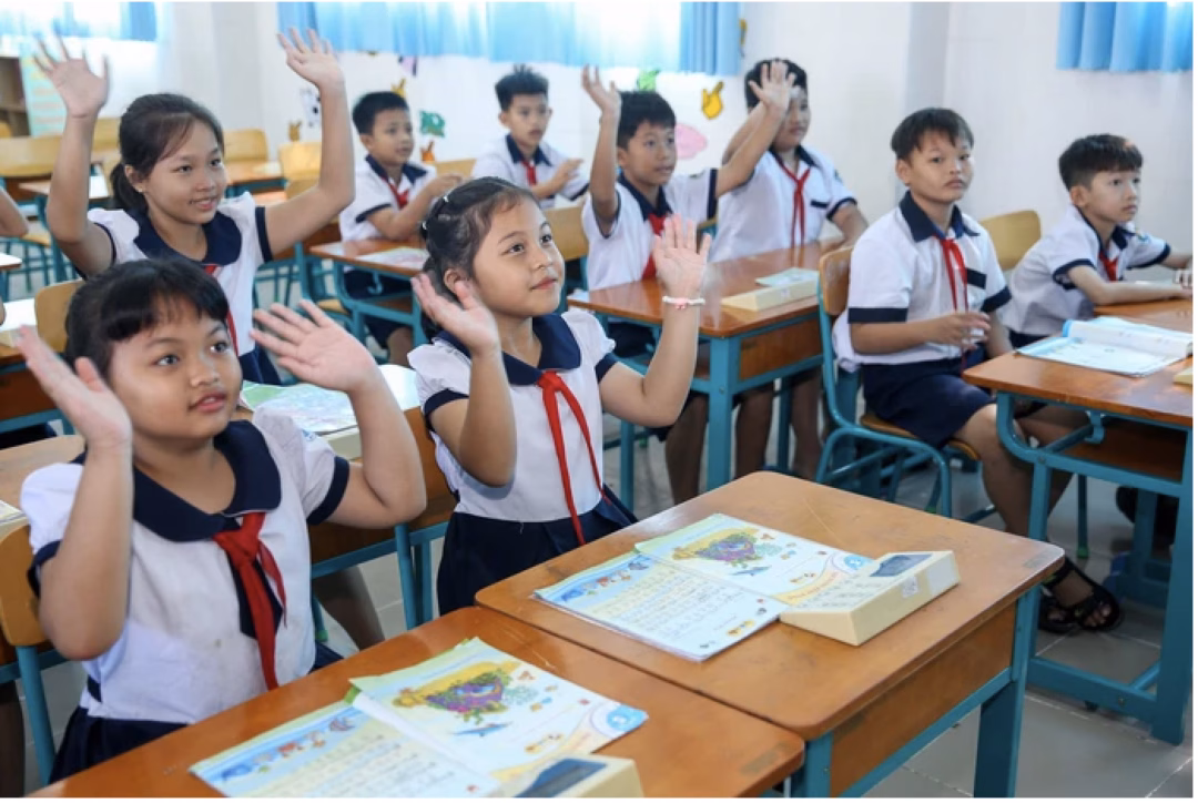 Việc đẩy nhanh tiến độ xây dựng phòng học là giải pháp cấp bách để giảm sĩ số học sinh/lớp.